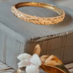 VINTAGE JTF GOLD TONE SWIRL CLASP HINGED BANGLE